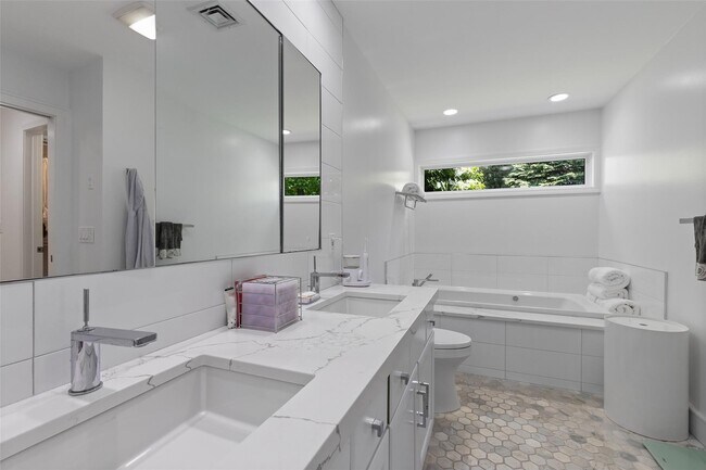 Building Photo - 682 Heritage Hills