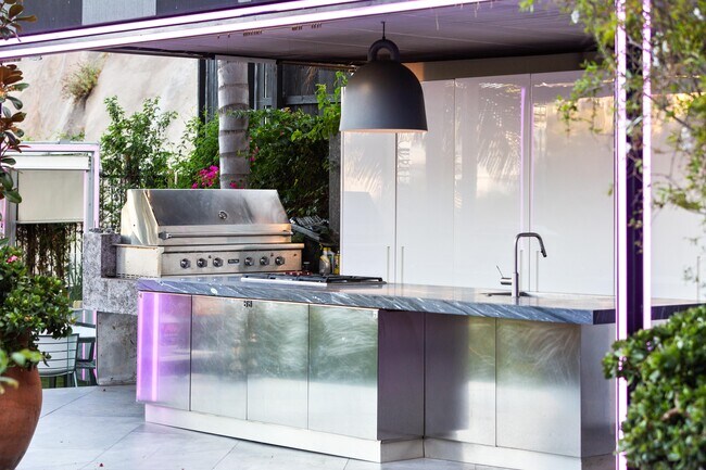 Building Photo - 8356 Sunset View Dr