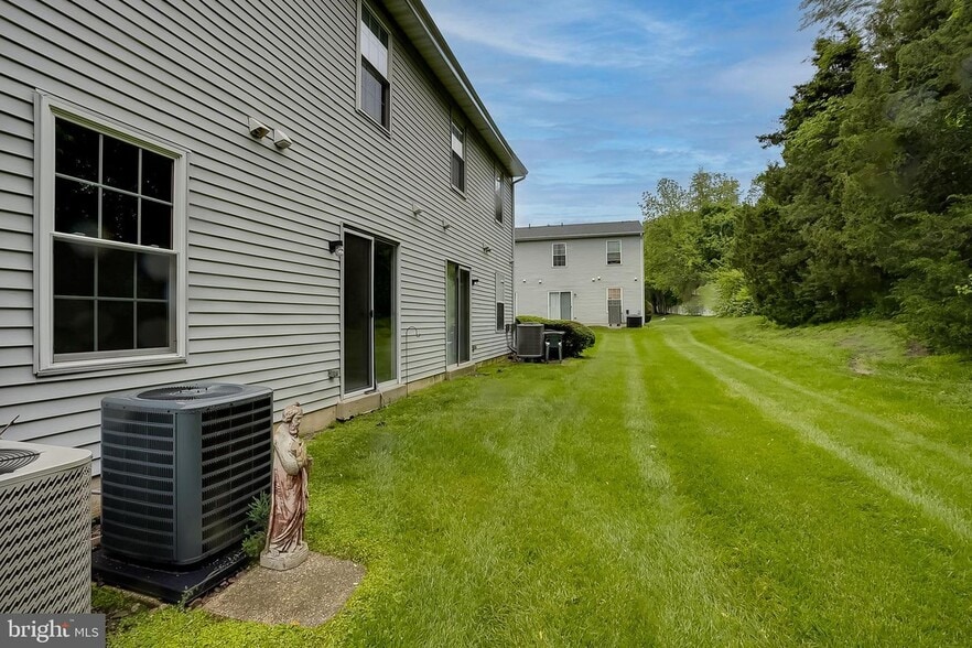 Building Photo - 1002 Huntingdon Mews