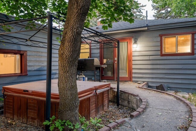 Building Photo - Fully Furnished 3BD + Den/2BA, Convenientl...