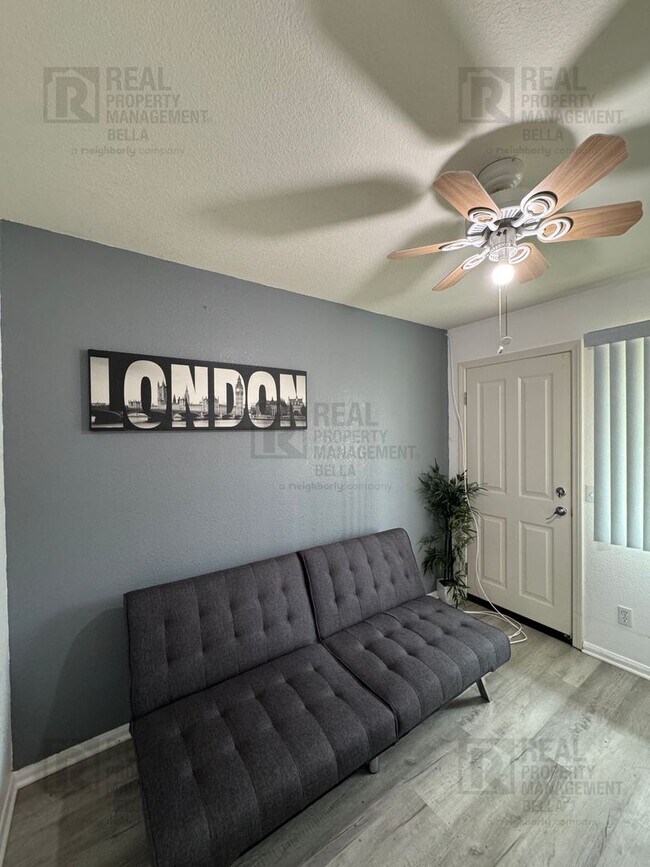 Building Photo - $750 MOVE-IN SPECIAL DISCOUNT AVAILABLE! Luxury Living Awaits: Stunning 4-Bedroom Cul-de-Sac Retr...