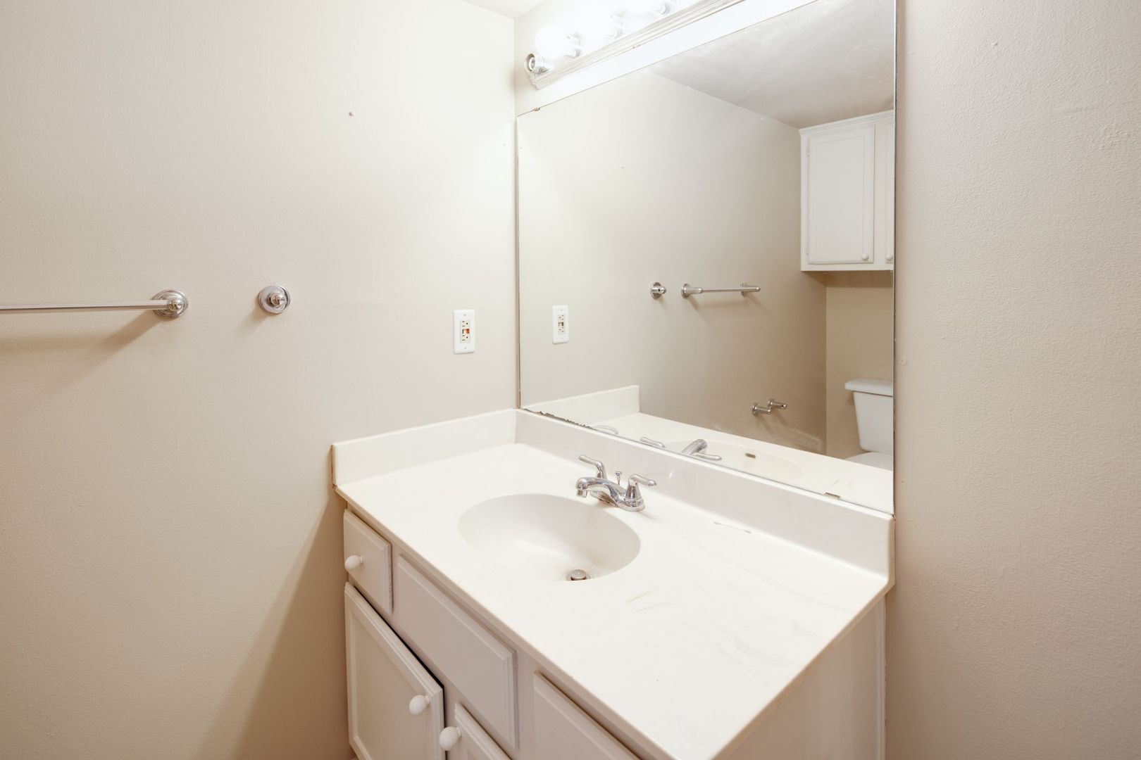Building Photo - JUNE SUBLEASE!!!!  Adorable 3 Bedroom 2 Bathroom Home with Yard and 2 Car Garage!
