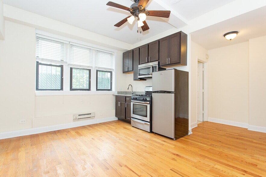 Building Photo - 4735 N Hermitage Ave