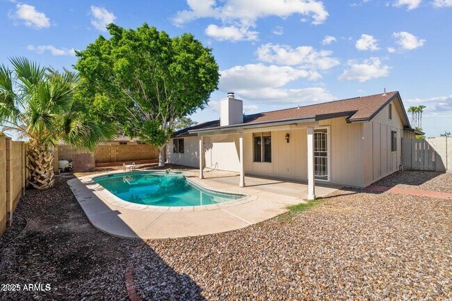 Building Photo - 1525 W El Alba Way