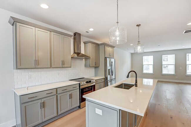 Building Photo - NEW TOWNHOME W/ ROOFTOP TERRACE @ 5West Te...