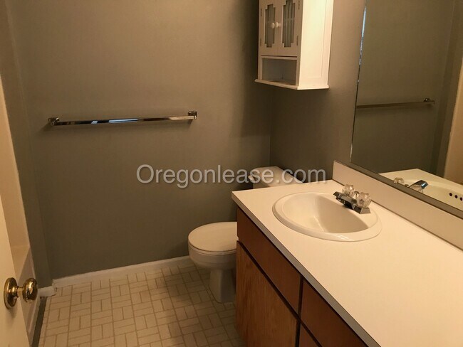 Building Photo - 3/2 Duplex Townhome in Thurston Hills