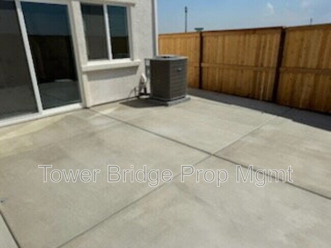 Building Photo - 2033 Stargate Dr