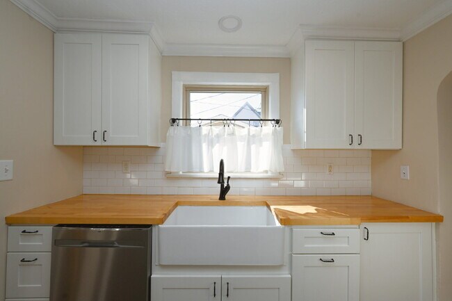 Building Photo - Sweet Cottage Charm with Updated Kitchen, Fenced Yard & Washer/Dryer Included