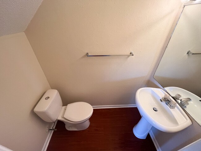 Building Photo - Adorable 2 bedroom, 2 1/2 bathroom townhom...