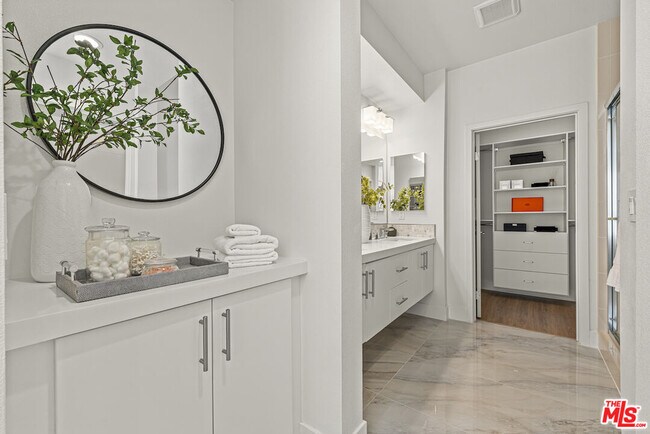 Building Photo - 2111 N Cahuenga Blvd