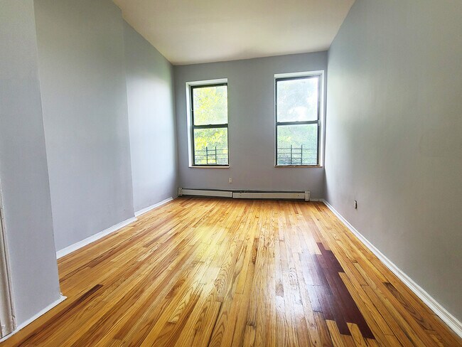 Building Photo - 453 Marion St
