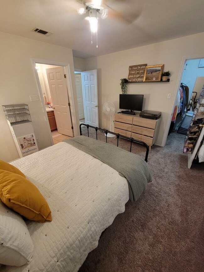 Building Photo - College Station - 3 bedroom / 2 bath duplex with fenced in yard and washer / dryer included