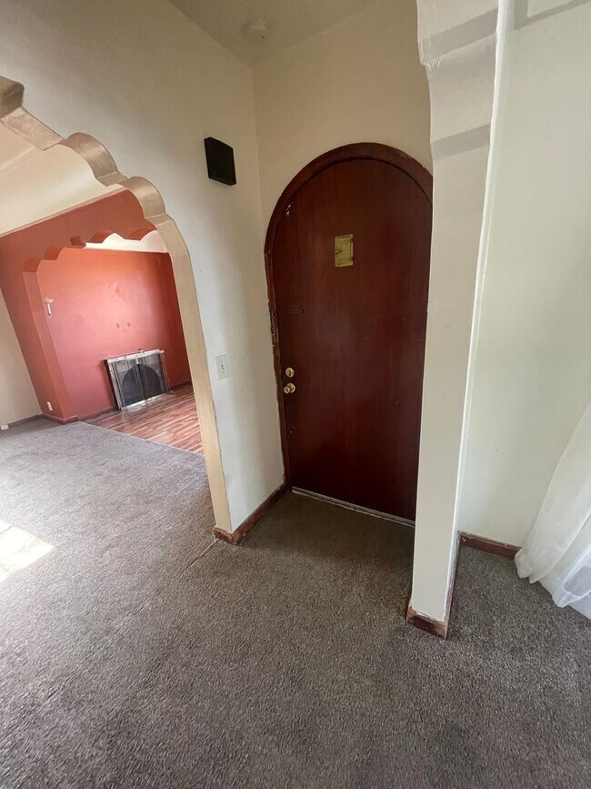 Building Photo - Swan Street Triplex
