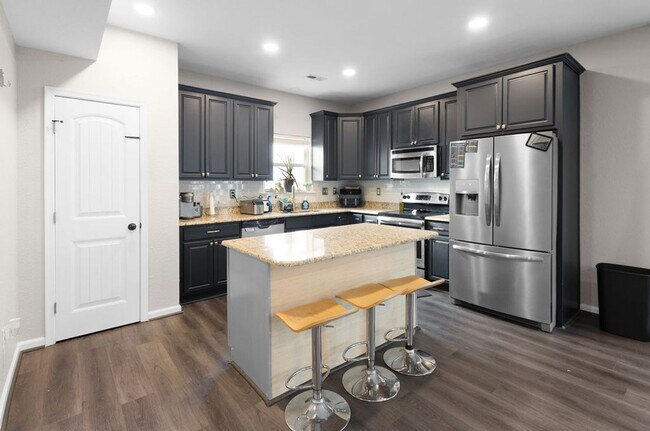 Building Photo - 4 Bed 2.5 Bath