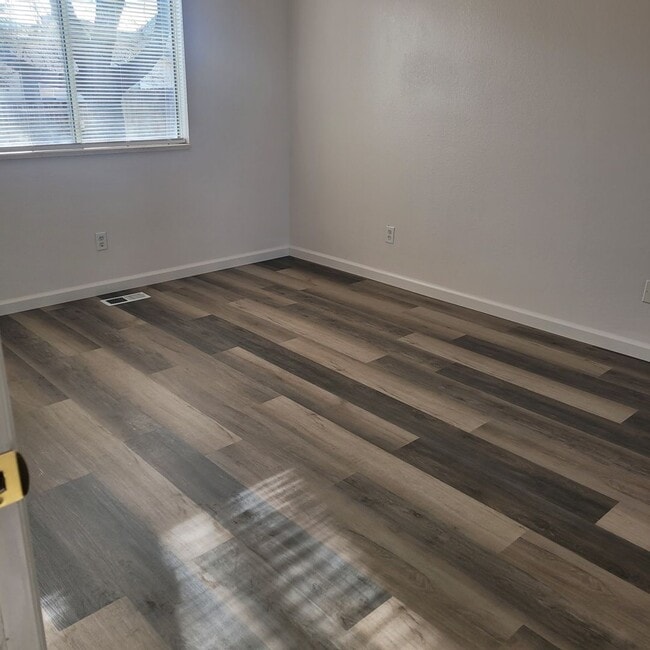 Building Photo - 2 Bed, 1 Bath Condo W/Detached 1 Car Garag...