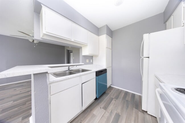 Building Photo - 13480 S Thorntree Dr