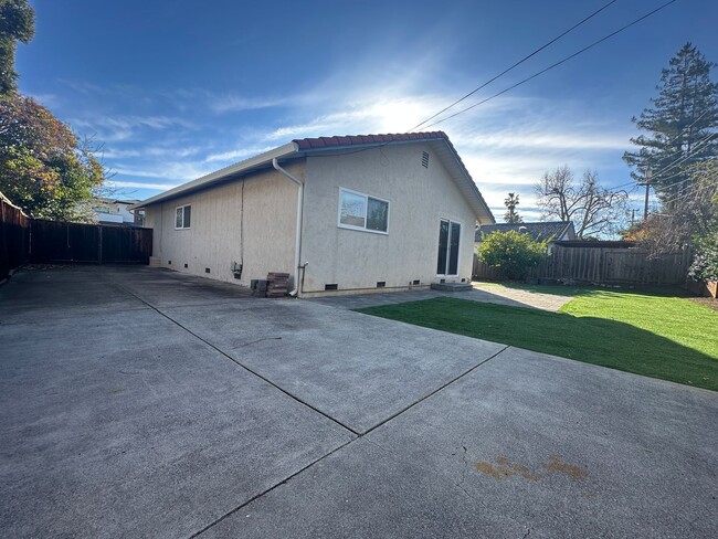 Building Photo - Updated 3 Bedroom 2 Bath Single Family Hom...