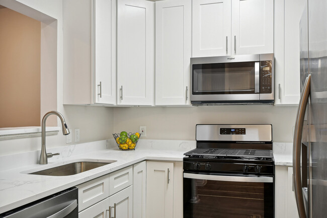 Kitchen with new Quartz counters - 1712 Lake Shore Crest Dr