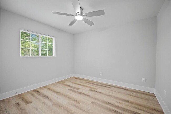 Building Photo - 1060 Oak St SW