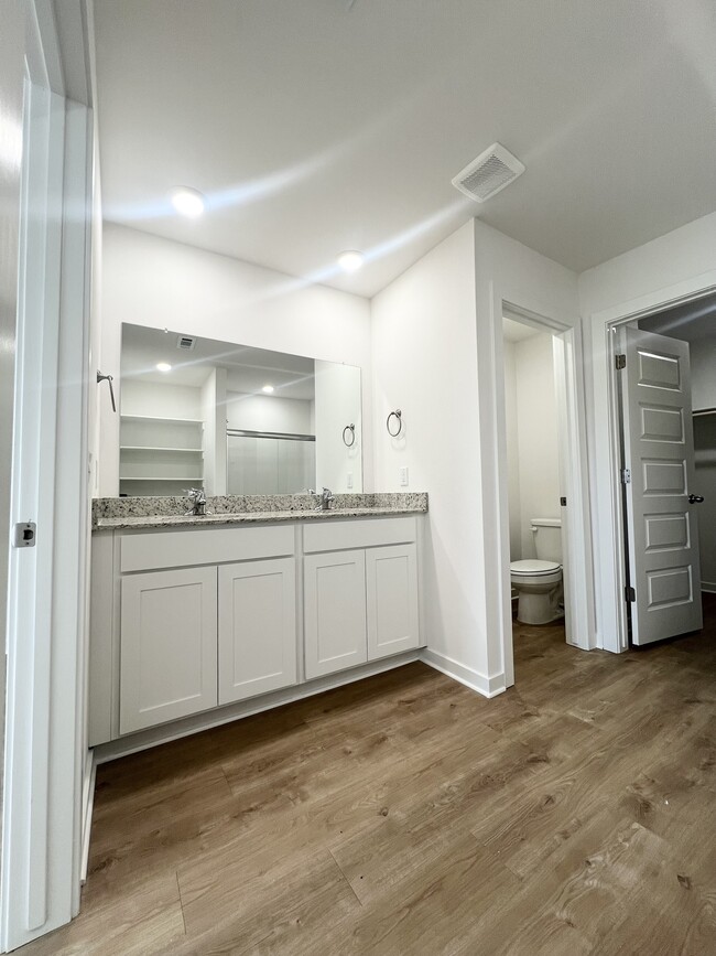 Building Photo - 561 Shepherd St