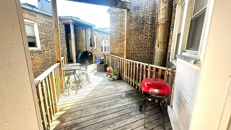 Building Photo - 1145 W Lunt Ave