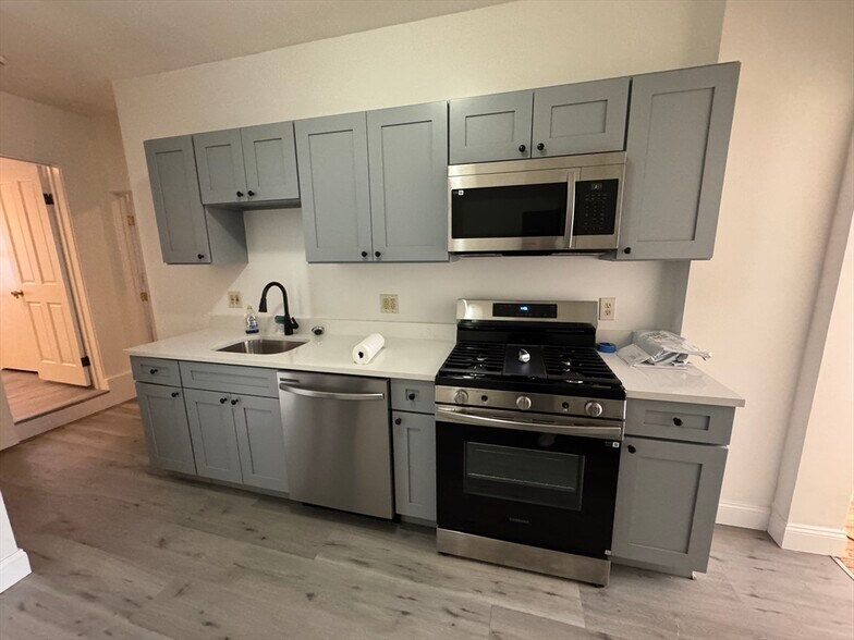 Building Photo - 10 Saunders St