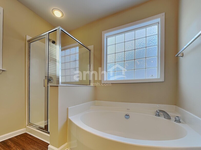 Building Photo - 100 Pearson Pl