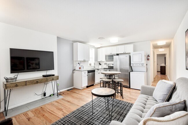 Building Photo - 2411 Tremont Pl