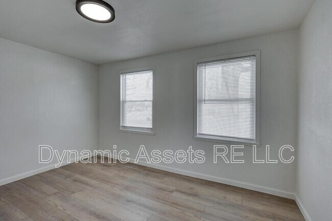 Building Photo - 410 Fieldcrest Dr