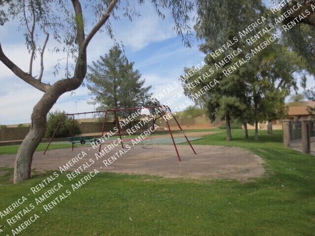 Building Photo - 2834 E Isabella Ave