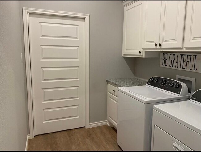 Building Photo - Gorgeous 4 bedroom 2 bathroom Available September!