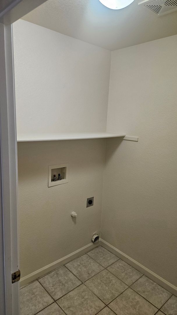 Building Photo - 4 Bedroom 2 bath Large home available Now!