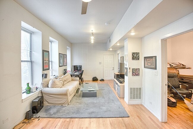 Building Photo - Wicker Park Large Sunny 3 Bed. In-Unit Laundry, FREE Fast Internet. Central Heat & A/C, Hardwood ...