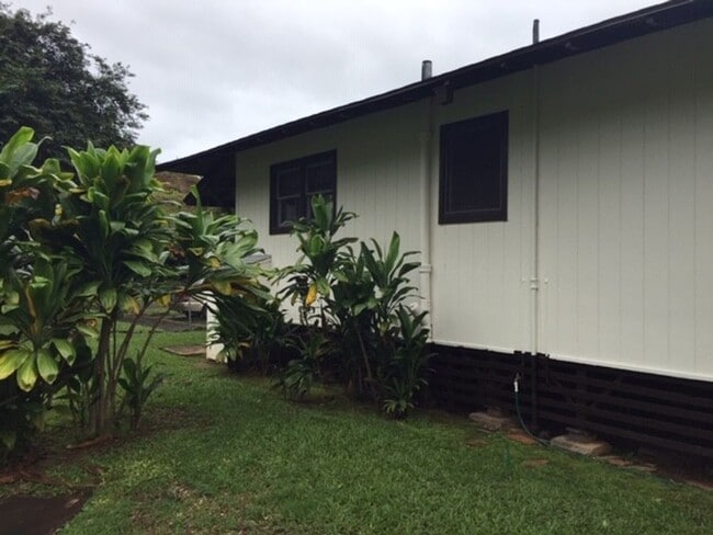 Building Photo - 3 BED 1 BATH BIG YARD  WITH CARPORT KANEOHE
