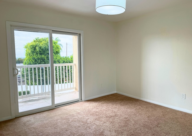 Building Photo - 3030 Suncrest Dr