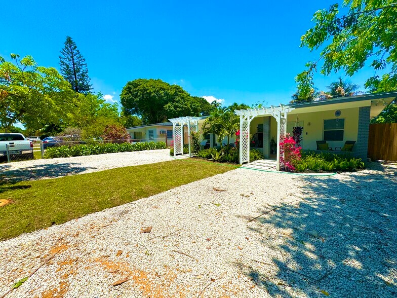 Unit E has space for 2-3 cars - 941 SW 29th St