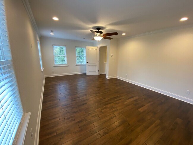 Building Photo - 170 S Willow Brook Dr