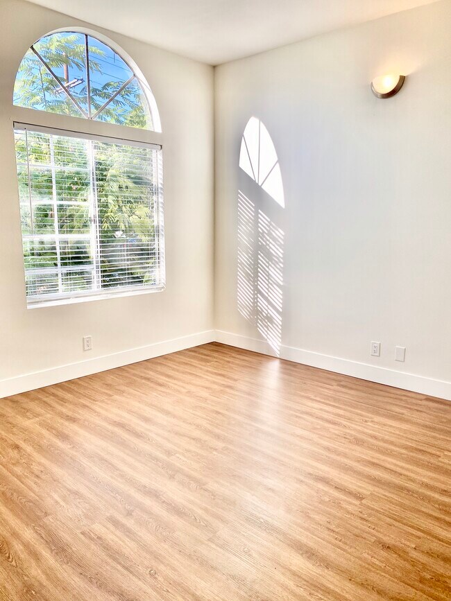 #1 - 2456 Arizona Ave