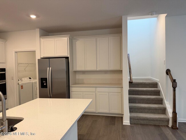 Building Photo - 644 Farmfield Dr