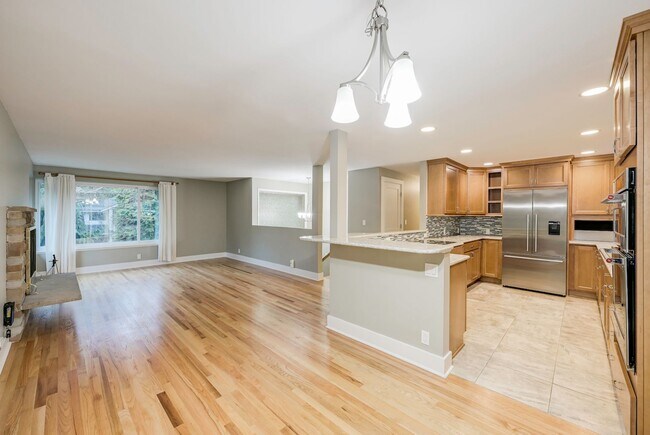 Building Photo - Beautiful 4 Bedroom Home in Matthews Beach AVAILABLE NOW!