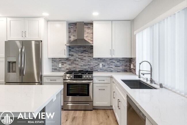 Building Photo - Welcome to this stunning 5-bedroom, 4-bathroom home located in the desirable Huntington Beach nei...