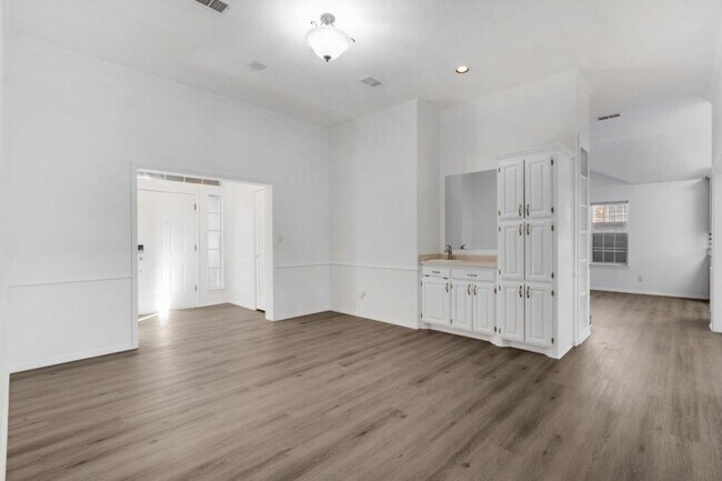 Building Photo - 9512 Rosas Ave NE