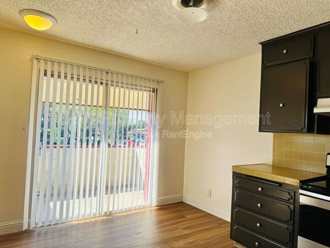 Building Photo - 1668 W Ashlan Ave