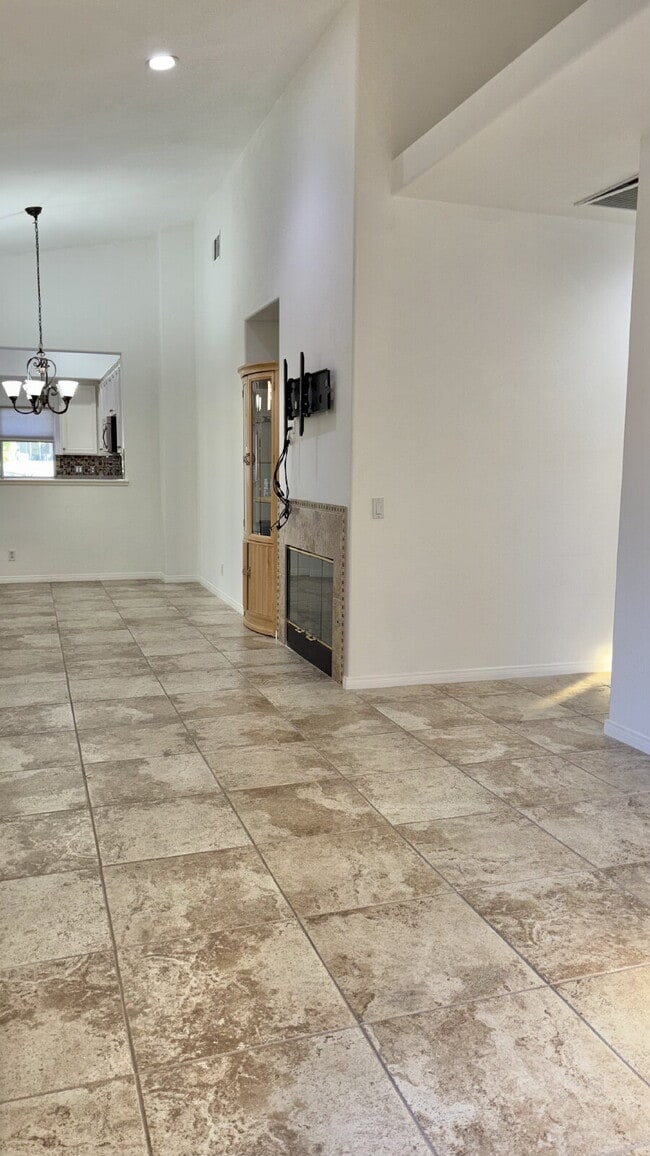 Building Photo - 3 Bedrooms and 2.5 Bathrooms Home on 7th Tee!