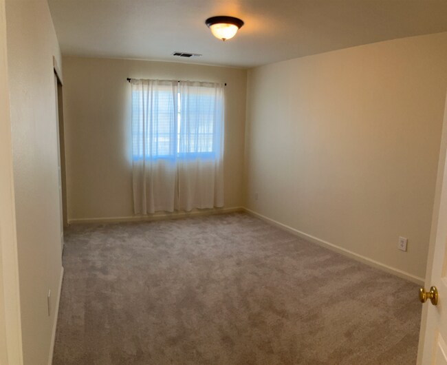 Building Photo - 2913 Esta Ave