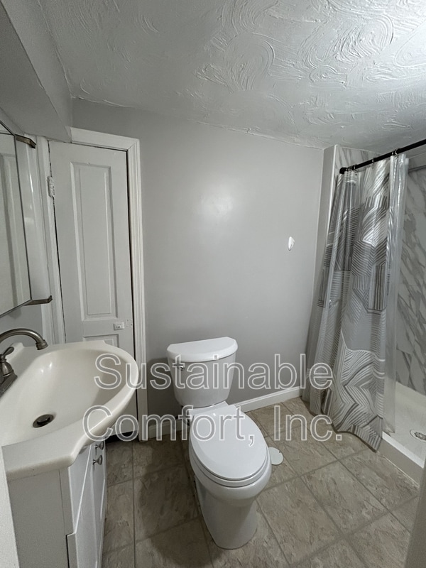 Building Photo - 827 Pleasant St