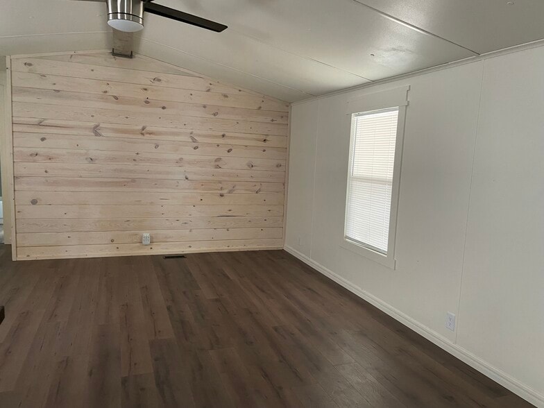 Building Photo - 4035 N Robin Dr