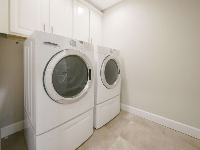 Building Photo - 4 Bed and 2.5 Bath Beautiful Single-family...