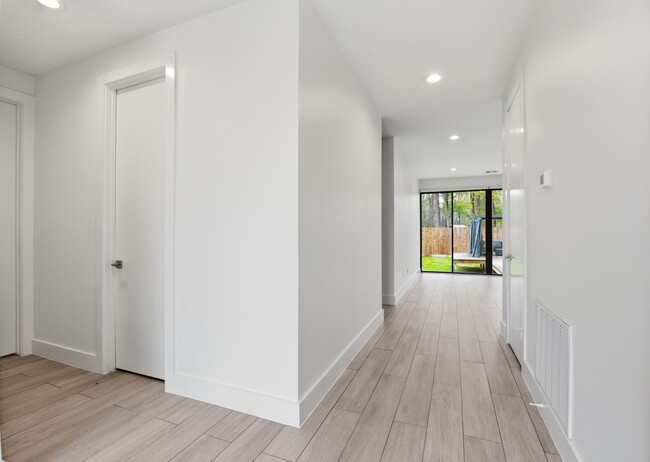 Building Photo - 1530 Primrose St