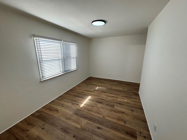 Building Photo - lang